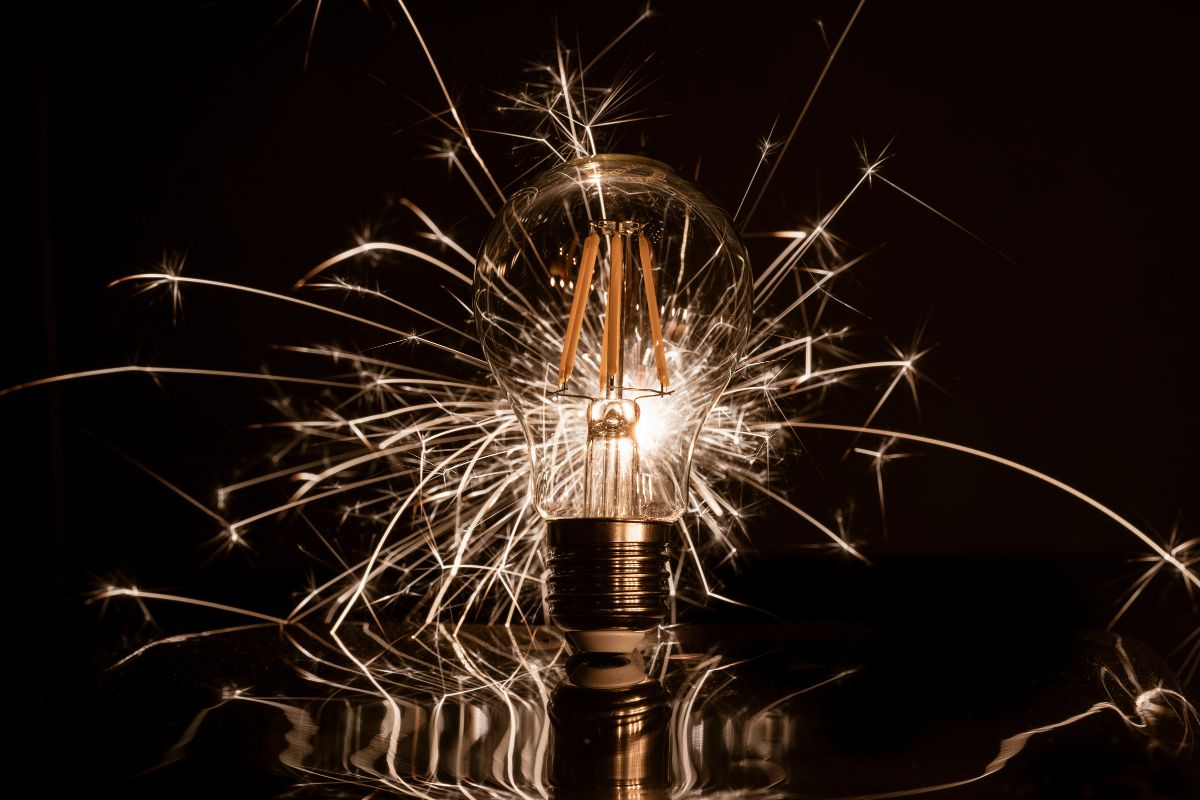 Bulb with electricity (H)