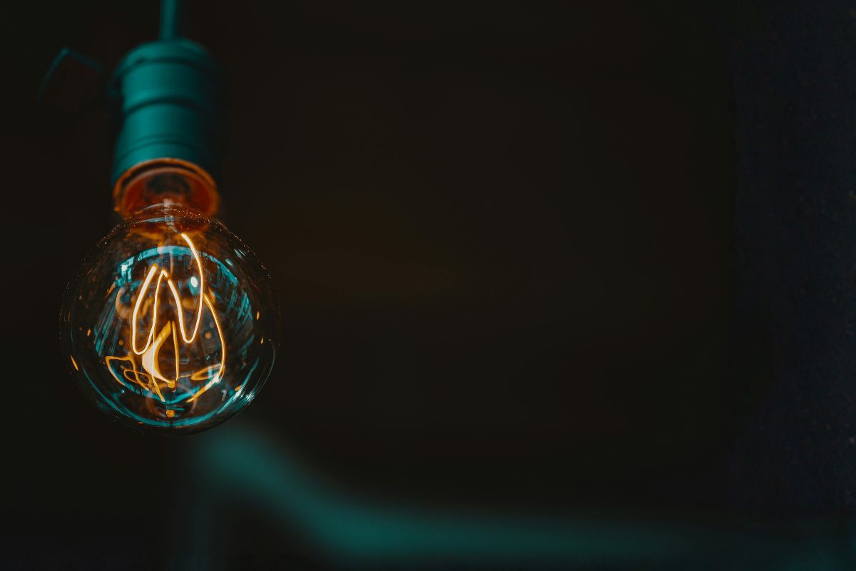 Green bulb dark background (H)
